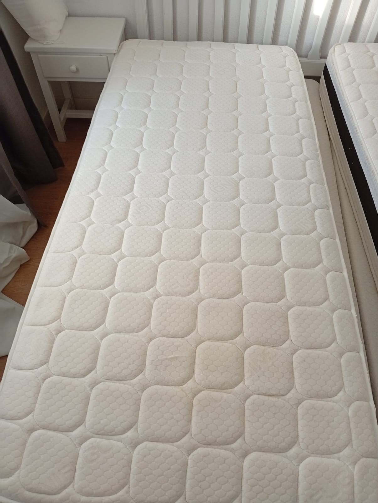 Colchón individual completamente limpio después del tratamiento profesional con vapor seco de VaporSec Menorca: superficie blanca uniforme sin manchas ni olores