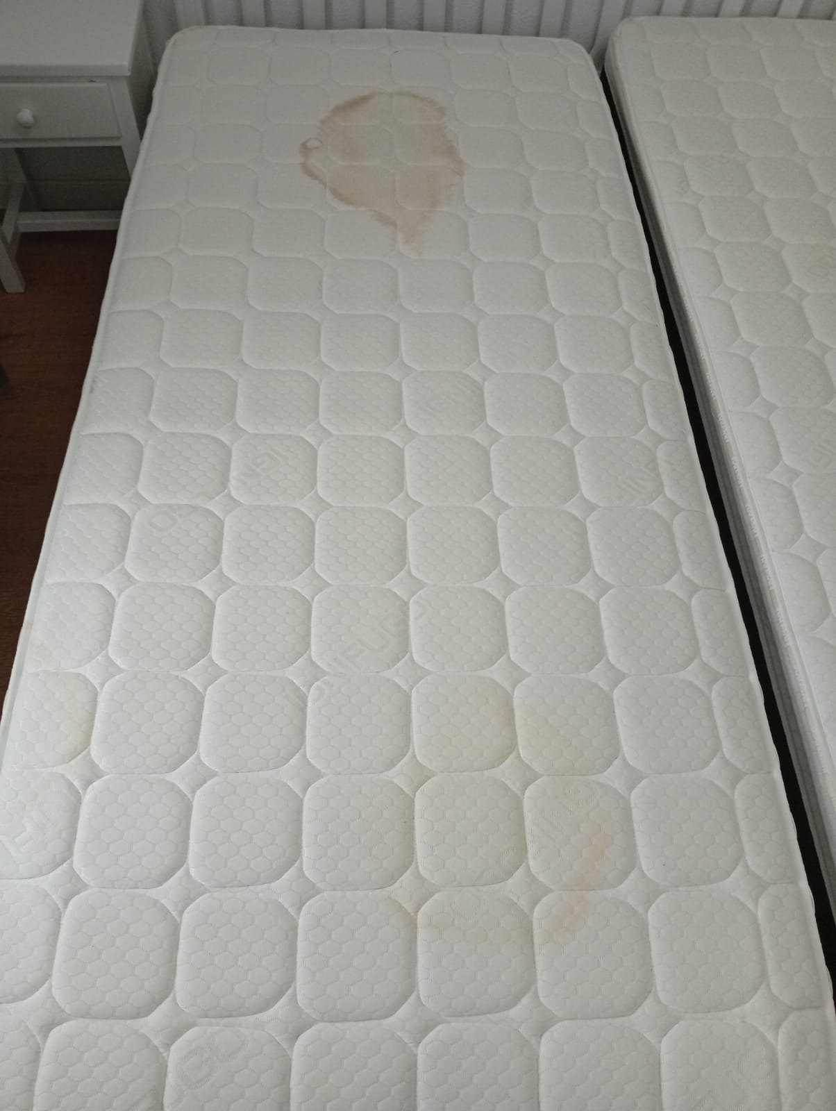 Colchón individual con mancha amarilla de orina antes de la limpieza profesional con vapor seco por VaporSec Menorca a domicilio en Menorca