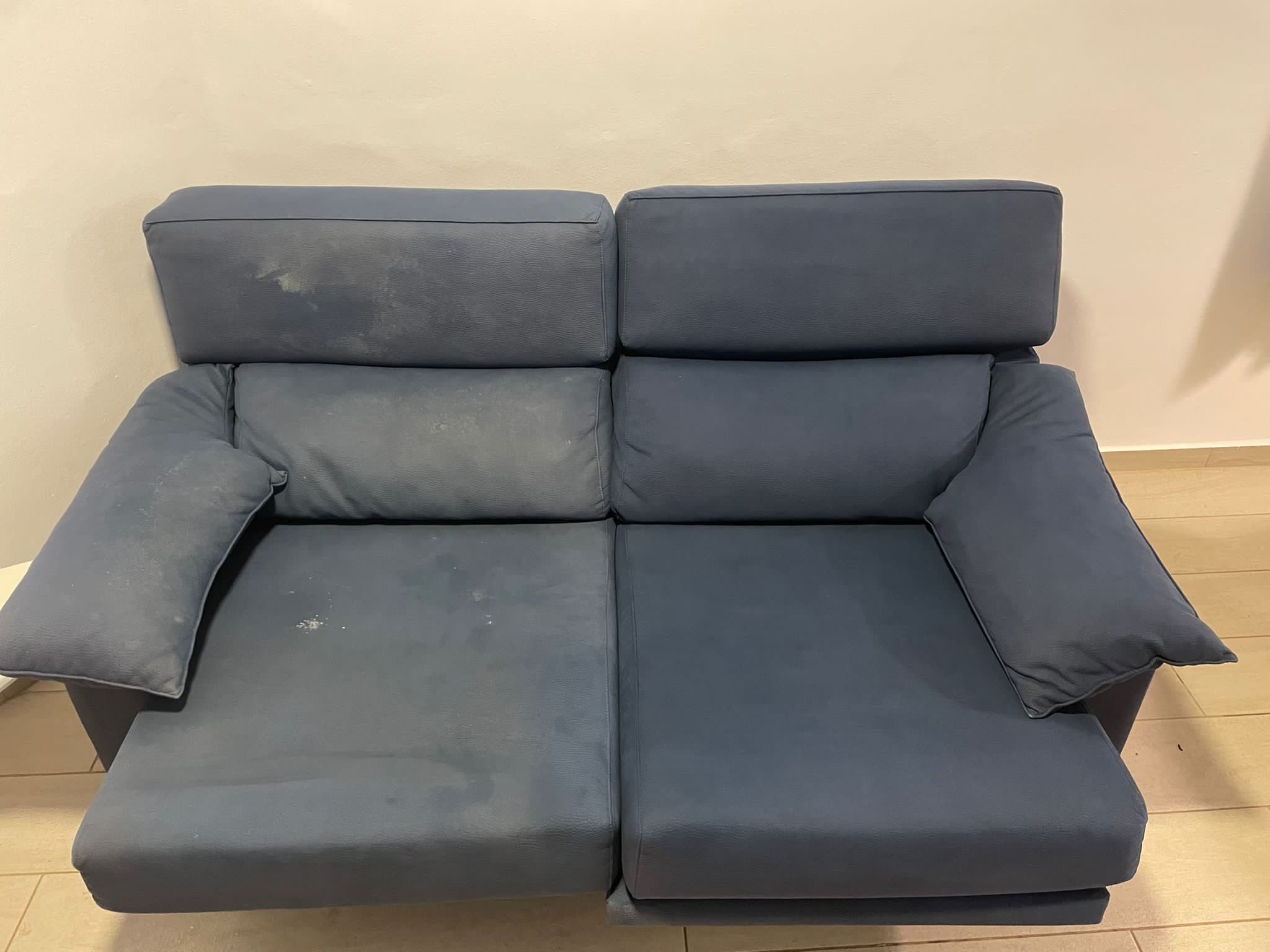 Sofá de tela completamente limpio después del tratamiento con vapor seco profesional de VaporSec Menorca: sin manchas, sin olores y con el tejido recuperado